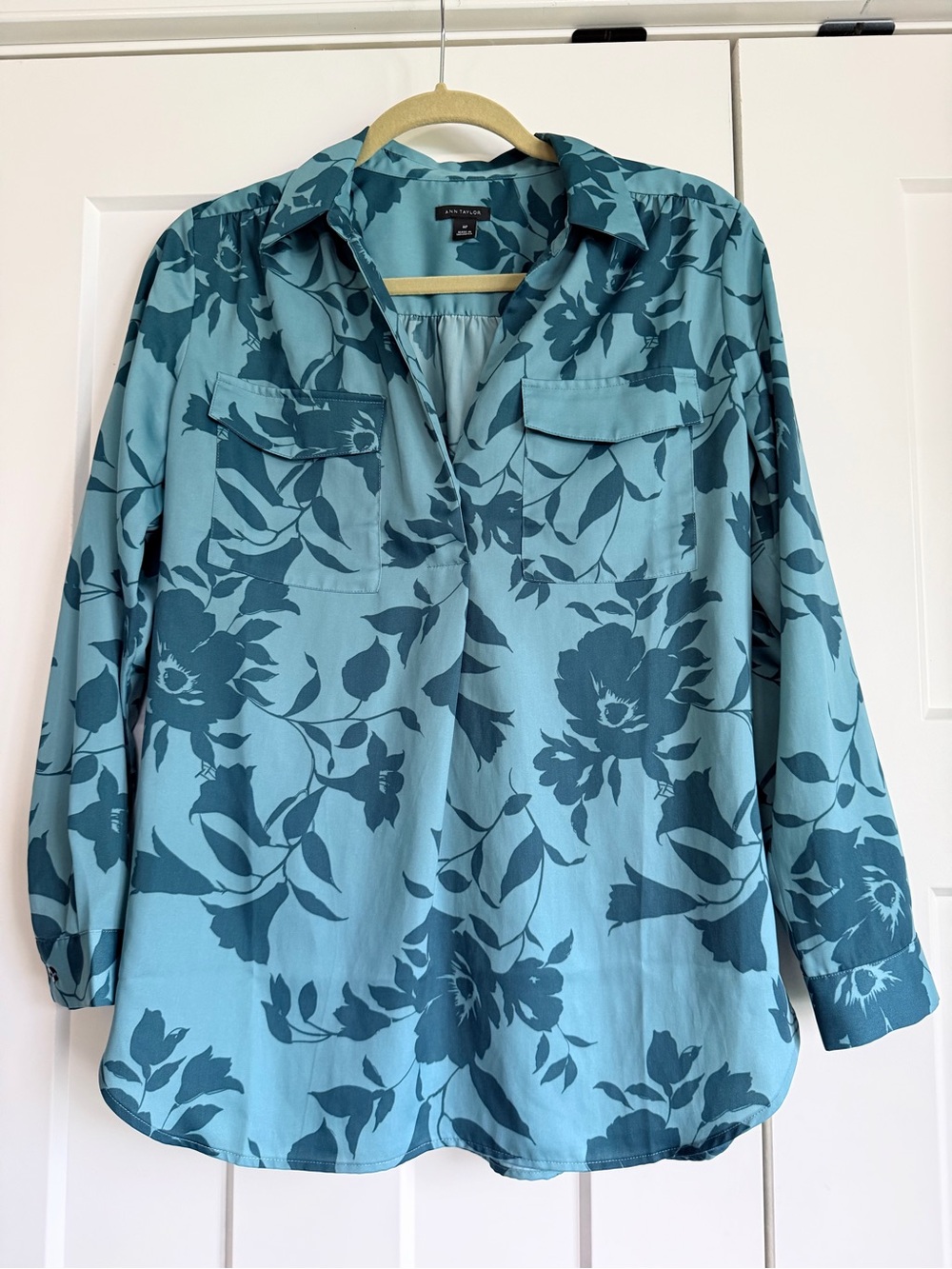 Ann Taylor dark green and blue Floral camp shirt - size Medium Petite